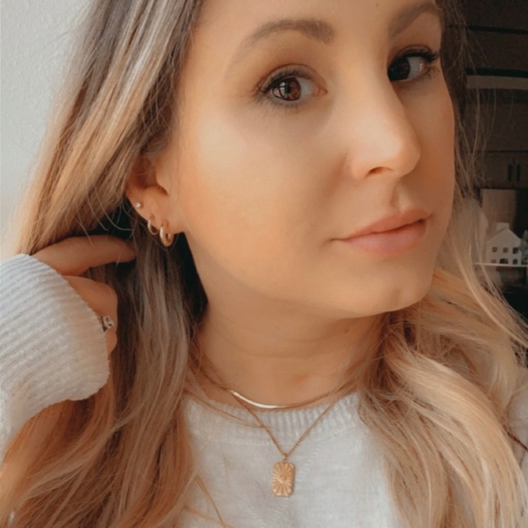 18k Gold Small Hoop Earrings Minimalist - Picture 9 of 9